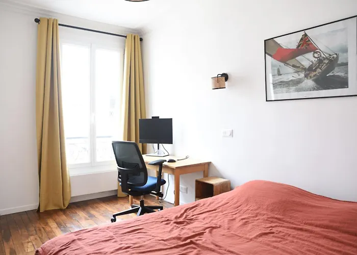 Bright In The Heart Of Batignolles 파리